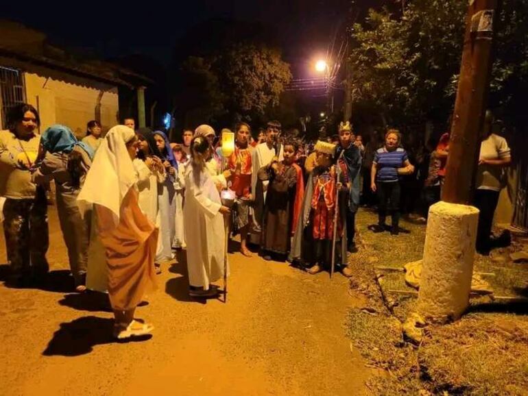 Niños y adolescentes de la capilla San Jorge de San Antonio representaron el viacrucis.