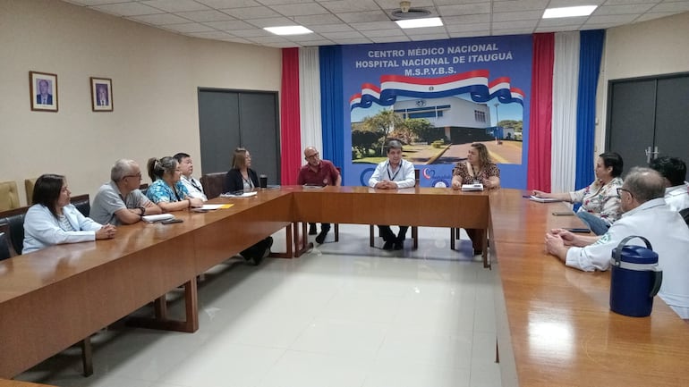 En el Hospital Nacional de Itauguá, dirigentes de médicos, autoridades del centro médico y un representante del Ministerio de Salud, se reunieron hoy a hablar sobre las mejoras que urgen.