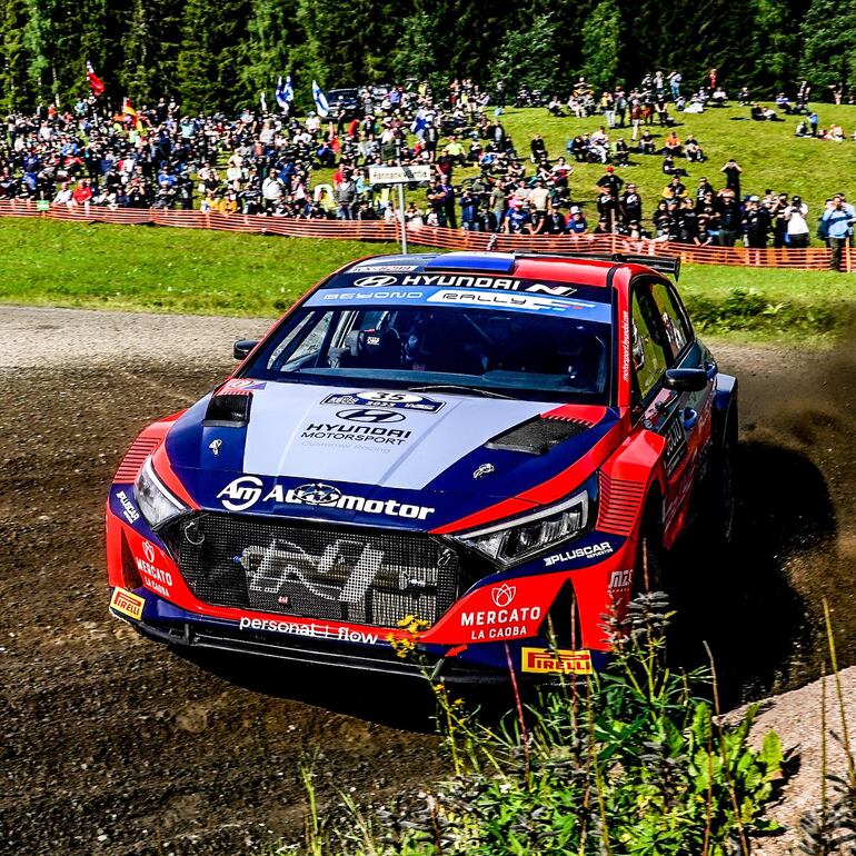 Así pasaba el Hyundai i20 N Rally2 de Fau Zaldívar y Marcelo der Ohannesian en los primeros kilómetros del rally finlandés.