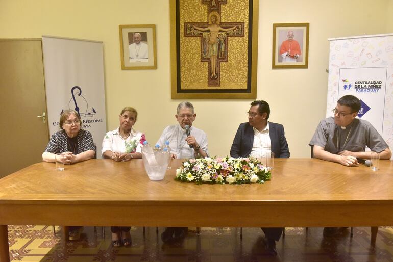 Lucia Bernal, de la Pastoral de la Niñez, Cristina Laguardia, de la Coordinación Nacional de Catequesis, Juan Gavilán, obispo de Coronel Oviedo, Marcos Laguatasi, de Celam, y Pierre Jubinville, obispo de San Pedro durante el lanzamiento del Programa Centralidad de la Niñez.