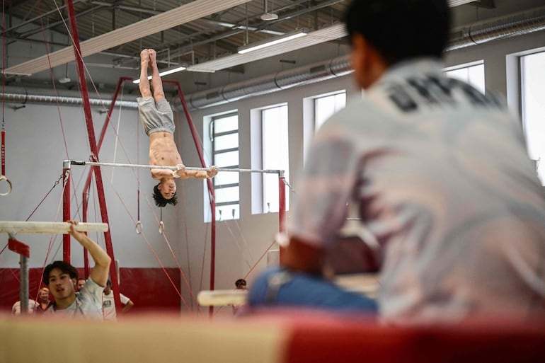 La japonesa Oka Shinnosuke del equipo nacional de Japón de gimnasia artística durante sus primeros ensayos en Lyon, Francia. 