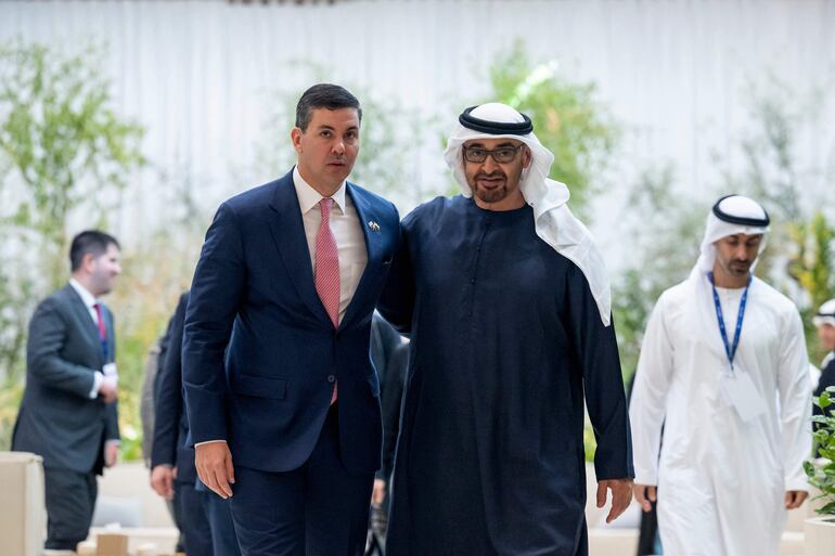 El presidente de los Emiratos Árabes Unidos, Sheikh Mohamed bin Zayed al-Nahyan(C) recibe al mandatario paraguayo, Santiago Peña en Dubái, en el marco de la conferencia sobre el clima que arrancó hoy.