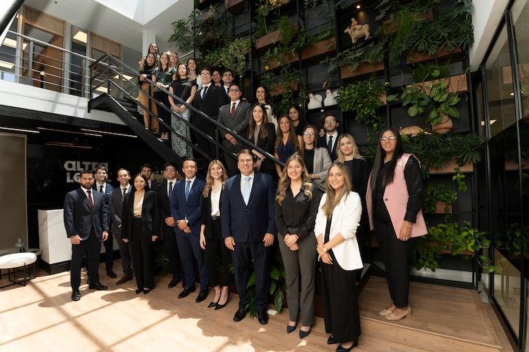 El equipo de Altra Legal en sus oficinas del edificio Sky Park en Asunción.