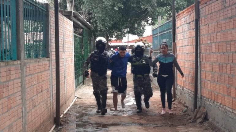 Durante allanamiento fueron aprehendidos dos hombres, y dos mujeres. Entre los aprehendidos se encontraban varios jóvenes que aparentemente roban los biciclos y luego esperaban para volver a vender o desarmar también para la venta.