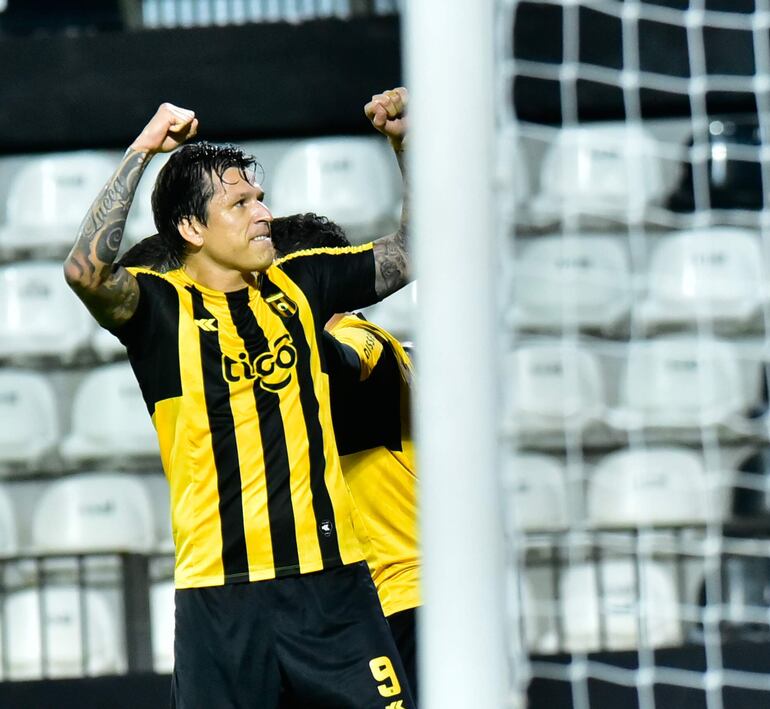 Federico Santander, de Guaraní, festejando un gol ante Huracán por la Copa Sudamericana.