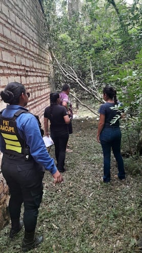 Caacupé: municipalidad interviene en inmuebles y realizan limpieza en patios abandonados.