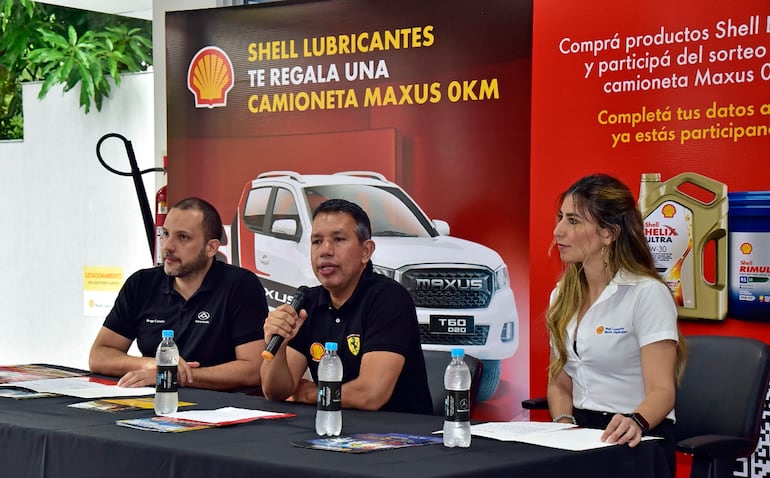 Roberto Samudio, Orlando Amarilla y Daisy Britos durante la presentación.