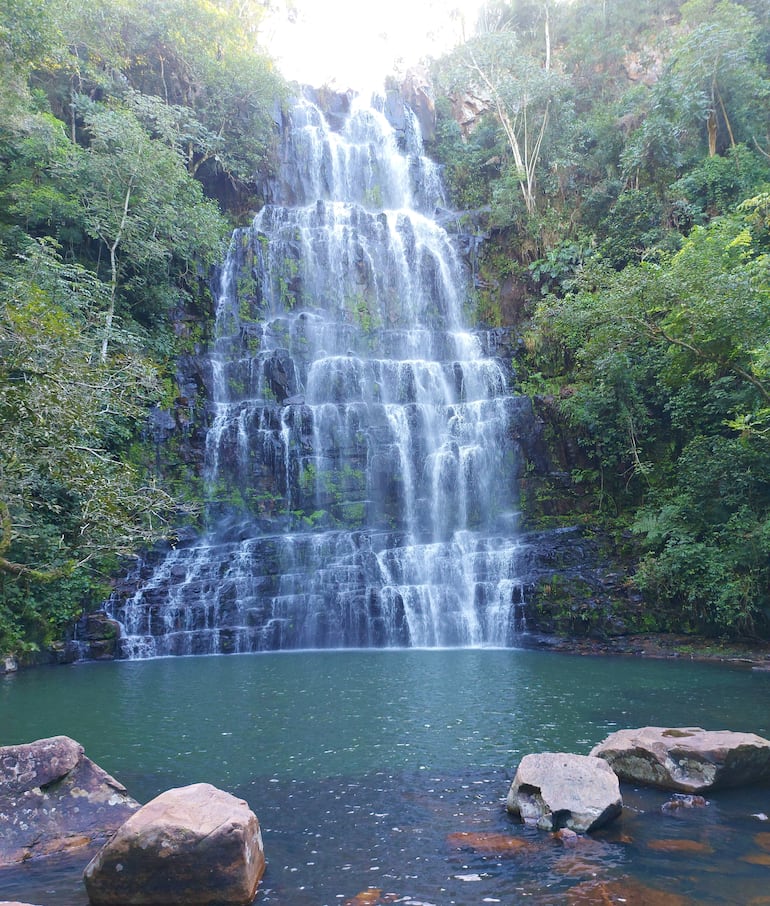 Cascada de cerca de 60 metros de altura con aguas cristalinas del Salto Cristal en Borja. 