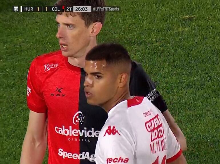 Marcelo Pérez (d) durante el partido de anoche ante Colón de Santa Fe.