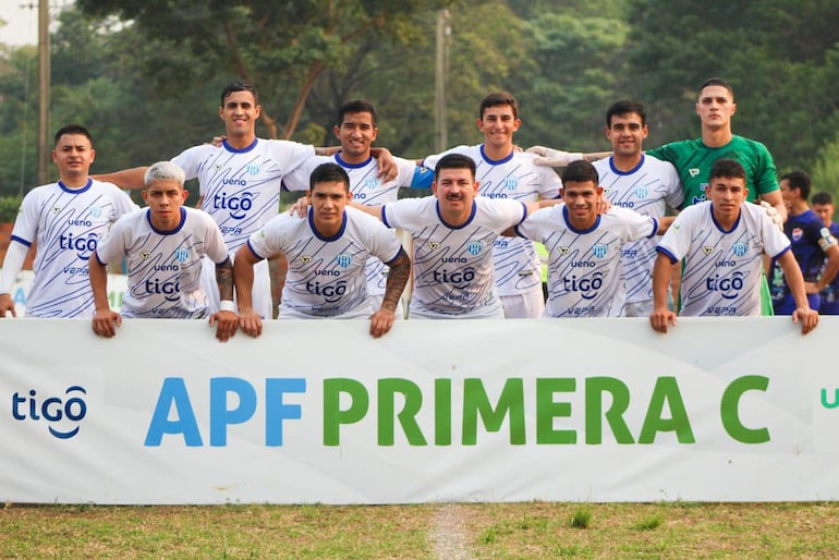 Equipo presentado por el entrenador Juan Bautista Agüero, que tumbó el invicto del líder de la Primera División C, Sportivo Iteño. (Foto: APF)