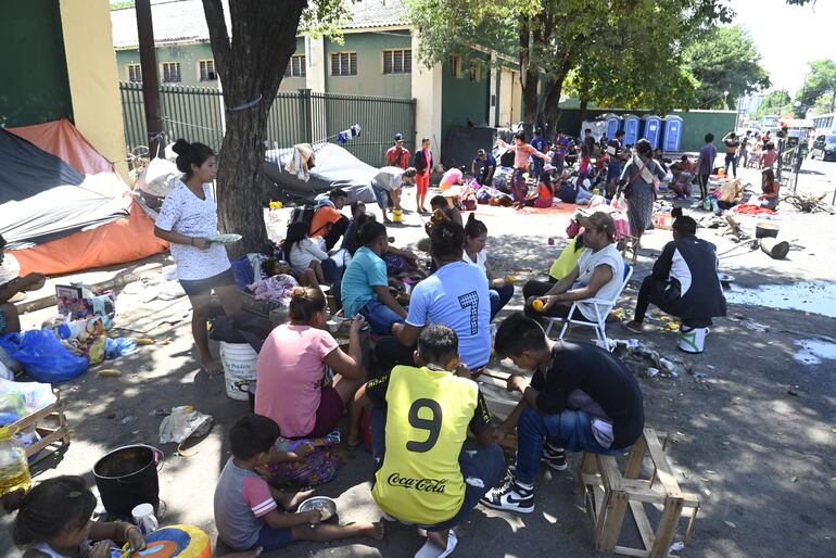 Familias indígenas de Canindeyú llegaron esta mañana y se apostaron en la vereda de la Intendencia Militar, donde funciona el Indi.