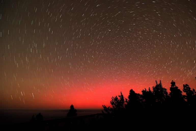 La tormenta solar de este viernes ha dejado insólitas imágenes de Aurora boleares en Canarias a una latitud de 28. 