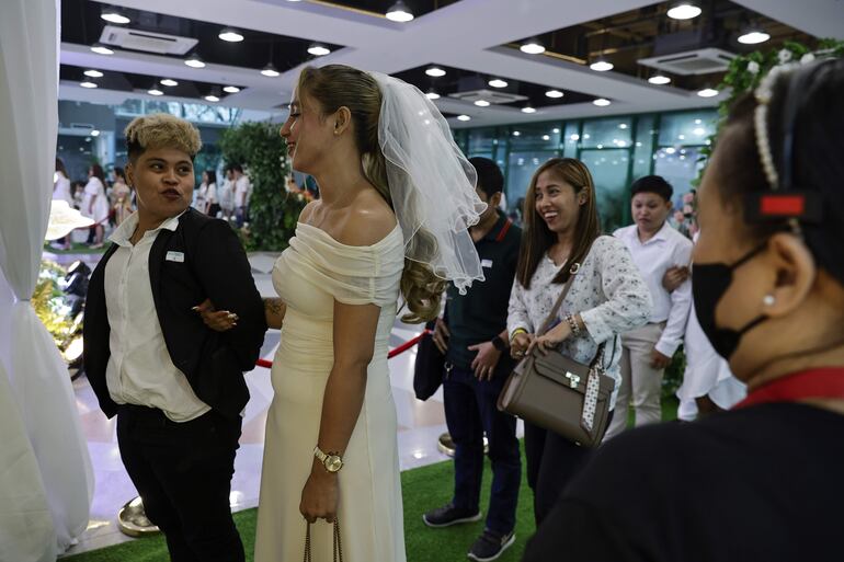 Una de las parejas filipinas que se casó en la ceremonia simbólica. 