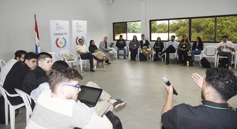 Universitarios increpan a las autoridades del Gobierno durante la primera reunión de la mesa de trabajo, realizada ayer.