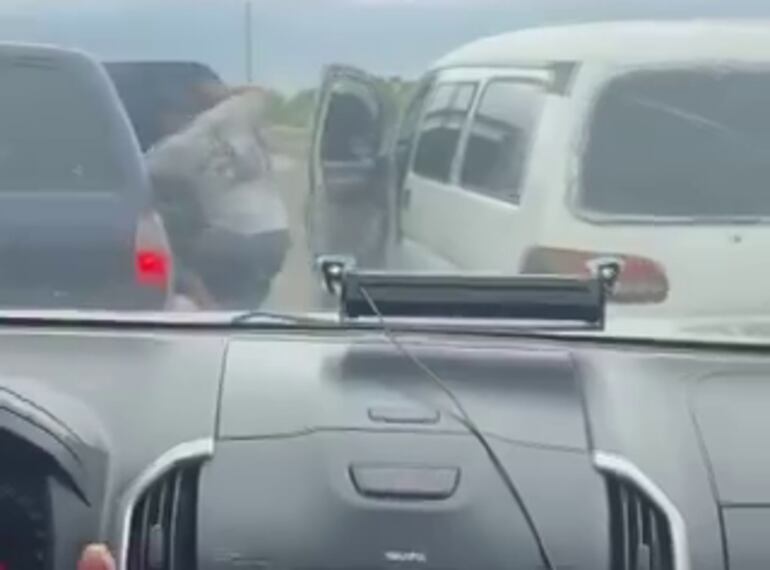 Momento en que el chofer de una furgoneta que transportaba tomate de contrabando sube a una camioneta para huir de agentes aduaneros.