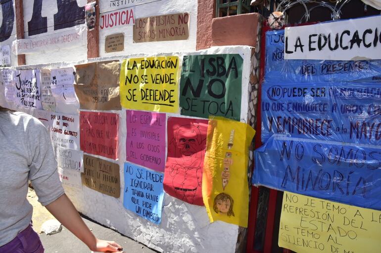 Estudiantes protestan con creativos carteles en el Instituto Superior de Bellas Artes, en contra de Hambre Cero y para exigir garantías a proyectos de Fonacide.