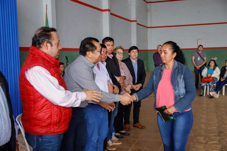 El ministro Miguel Tadeo Rojas (segundo) durante un acto de entrega de tarjetas de débito a beneficiarios del programa Tekoporá, realizado en San Juan Nepomuceno.