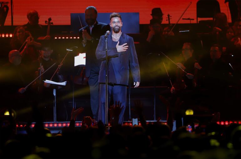 El cantante puertorriqueño Ricky Marti durante un concierto junto a la Orquesta Sinfónica de Puerto Rico, en el Coliseo José Miguel Agrelot, en San Juan (Puerto Rico). El artista puertorriqueño Ricky Martin no enfrentará cargos por presuntamente cometer agresión sexual ni violencia doméstica contra un sobrino que lo inculpó por dichos actos, informó este viernes el Departamento de Justicia local.