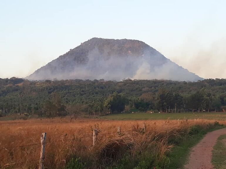 El fuego subió rápidamente el  cerro  San José.