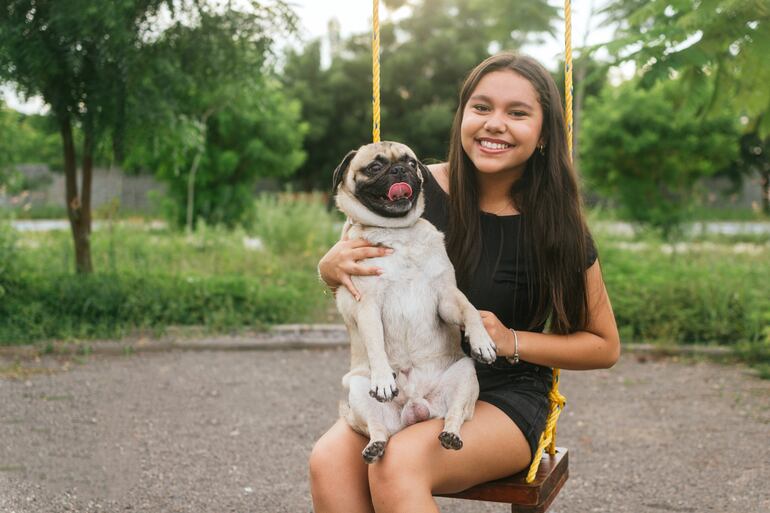 Un perro trae felicidad a la familia, pero a veces es difícil convencer a los padres.