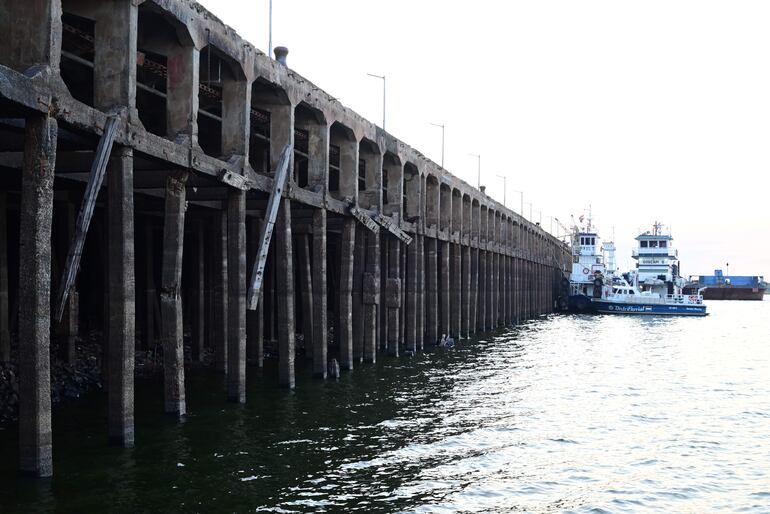 Vista del muelle del Puerto de Asunción, este miércoles 27 de marzo, con niveles muy cercanos a los del récord de bajante de noviembre del 2021.