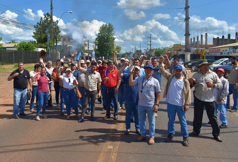 Funcionarios de la ANDE de Villarrica cierran ruta PY08.