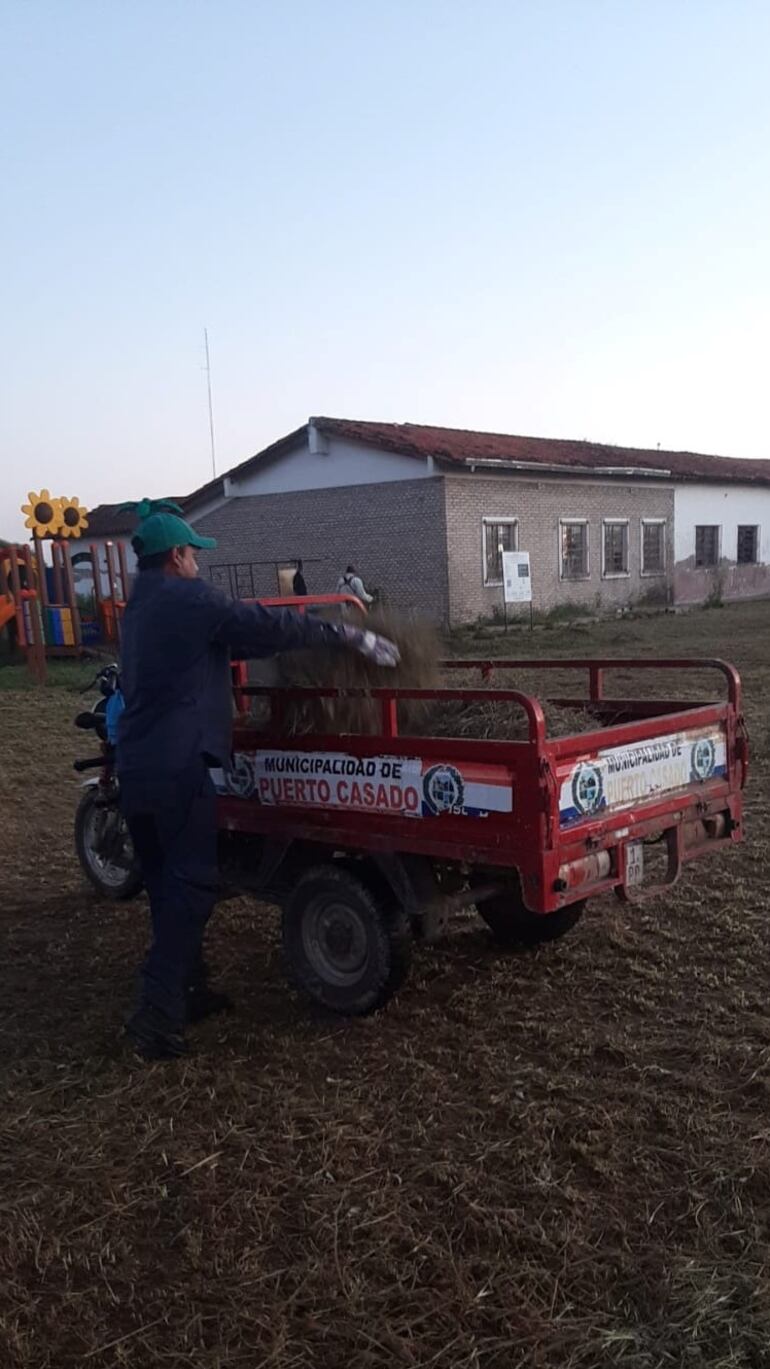 Un maltrecho motocarro al servicio de la Municipalidad de Puerto Casado.