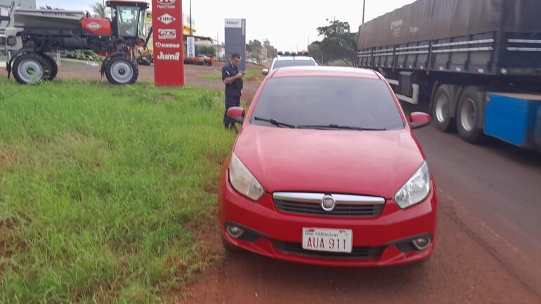 El automóvil Fiat usado por los sujetos para perpetrar el asalto. 