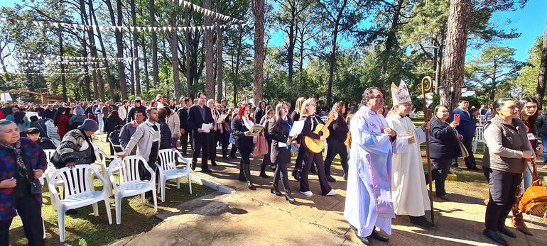 La ceremonia litúrgica fue presidida por el obispo de Encarnación, Mons. Francisco Javier Pistilli, acompañado del cura párroco de Carmen del Paraná, P. Daniel Ferreira.