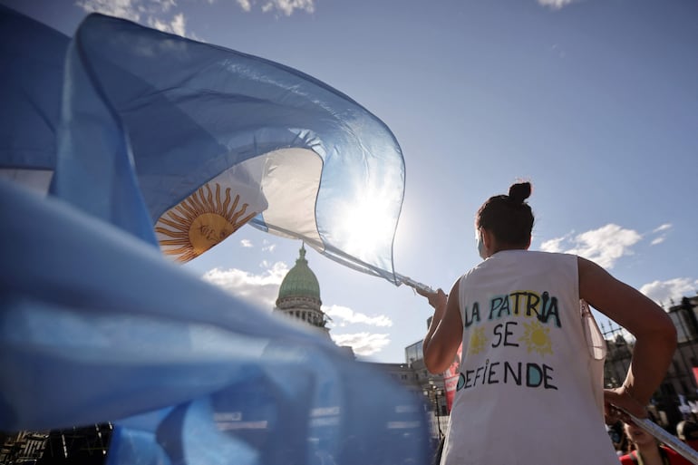 Manifestantes reclaman que las becas estudiantiles son insuficientes, y la decisión de congelarlas señala una intención de desmantelar el sistema educativo (Photo by Emiliano Lasalvia / AFP)