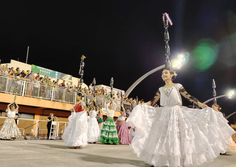 Encarnación: Primer desfile folclórico “Tradiciones en Movimiento” cautiva en la perla del Paraguay.