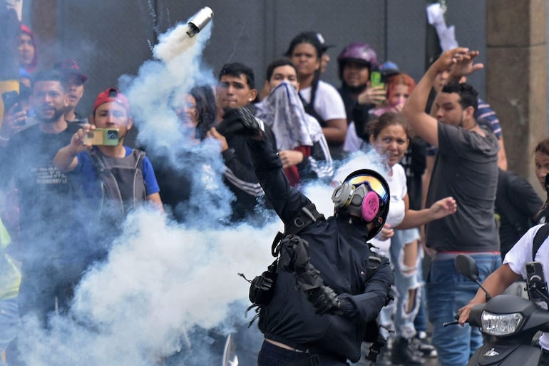 Protesta ciudada en Catia, Caracas, repremida por las fuerzas del chavismo.