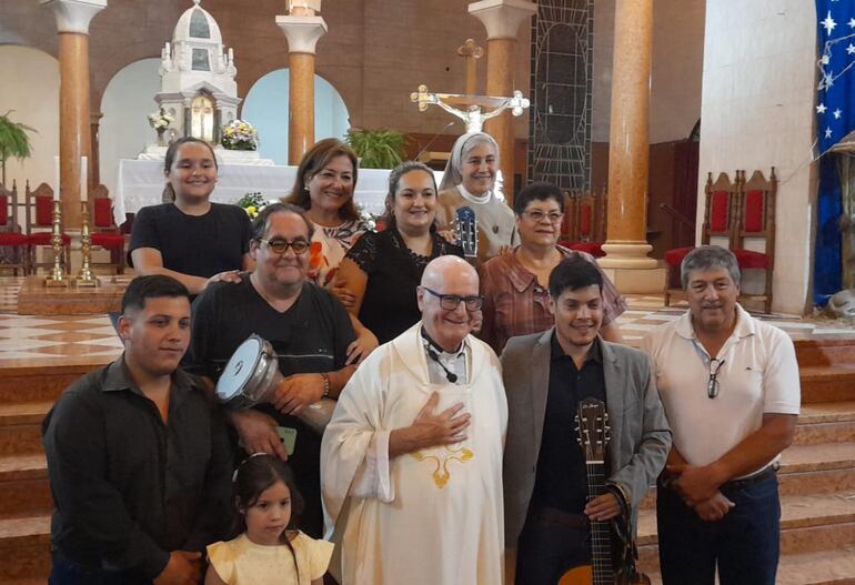 El sacerdote Gianluigi Aroffo, posa con los integrantes del coro de la Basílica Menor Nuestra Señora del Pilar al término de la misa de despedida del religioso.