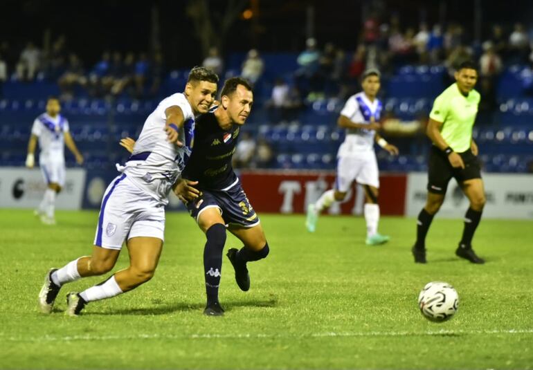 Lucha por el balón entre Bareiro y Báez