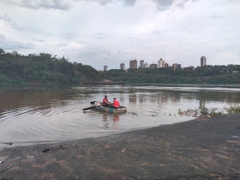 La actividad pesquera recobra vida con la crecida del río Paraná, en el Este.