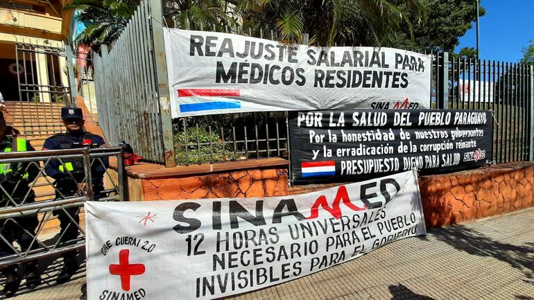 Médicos se manifestaron frente al Ministerio de Salud, exigiendo el cumplimiento de la Ley N° 7.137 que establece la carga horaria laboral a 12 horas semanales.