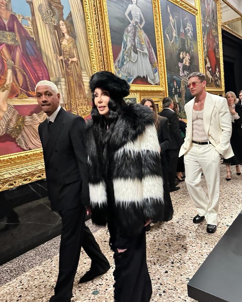 Cher llegó con su novio Alexander Edwards a la exposición por los 40 años de Dolce & Gabbana. (Instagram/Cher)