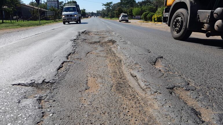 La ruta que une las ciudades de Villeta, Guarambaré y Ypané se encuentran en lamentable estado desde hace más de un año. (foto. Higinio R. Ruiz Díaz).