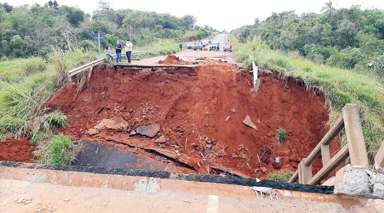 Se investiga quiénes son responsables, por acción u omisión, del derrumbe del puente en Tacuatí, que derivó en muertes.