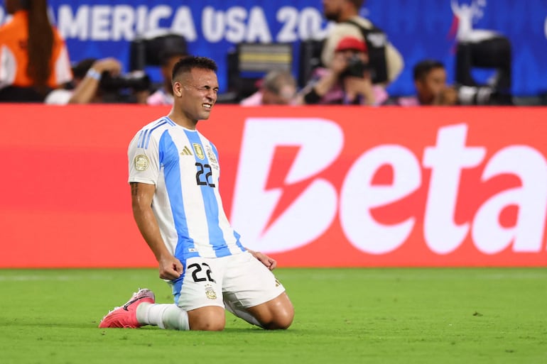 Lautaro Martínez, jugador de la selección de Argentina, celebra un gol en el partido frente a Colombia por la final de la Copa América 2024 en el Hard Rock Stadium, en Argentina. 