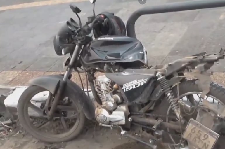 Motocicleta que fue embestida por un vehículo liviano sobre Eusebio Ayala Asunción.