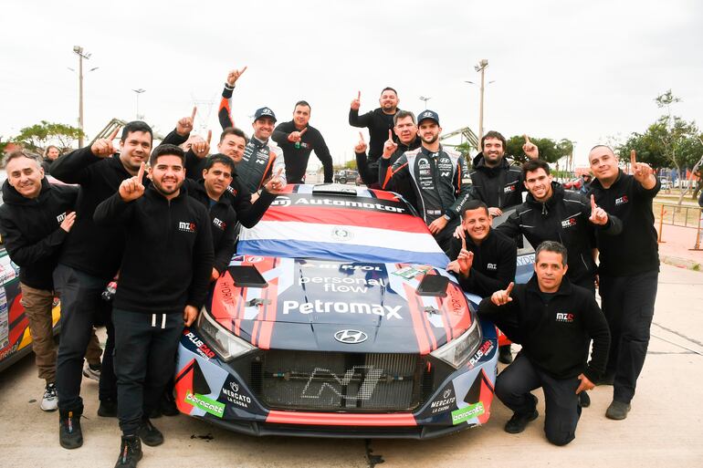 Celebración de la dupla vencedora con todo el equipo MZ Racing, por el triunfo alcanzado en el Rally de Santa Cruz y la punta del Sudamericano (Fotos: JES Audiovisual y Facebook).