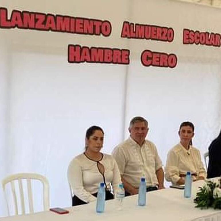 La intendenta de Ybycuí, el Ministro de Educación Luis Ramírez y la gobernadora Norma Zárate de Monges, durante lanzamiento del programa Hambre Cero. 