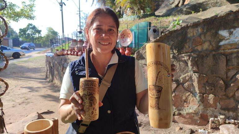 Mirta Cuenca ofrece el tradicional equipo de tereré ecológico hecho de bambú.