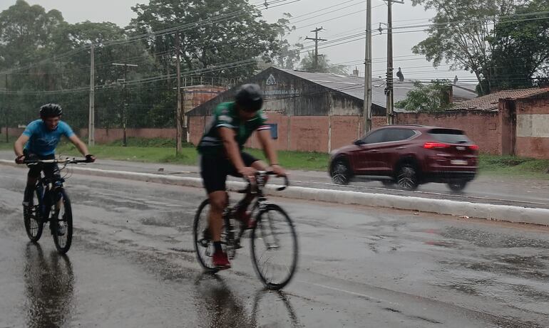 Los ciclistas Edgar Cárdenas (verde), oriundo de la ciudad de Caaguazú, y Richard García (Turquesa), de Ciudad del Este, rumbo a Caacupé.