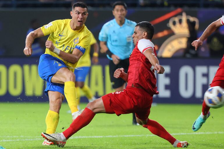 Cristiano Ronaldo en acción durante el partido que el Al Nassr de Arabia Saudí empató 0-0 con el Perspepolis de Irán, por la Liga de Campeones de Asia.