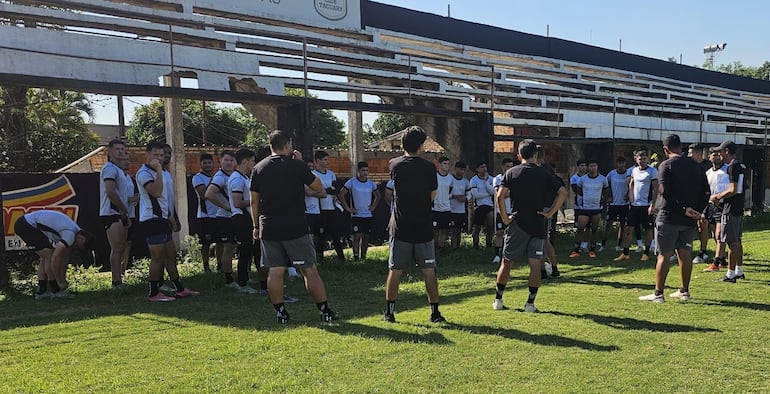 Los jugadores de Tacuary con la camiseta de entrenamiento al revés como medida de protesta por salarios atrasados.