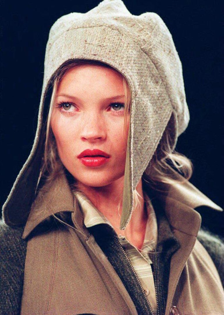 La modelo Kate Moss lleva un sombrero con solapas y una chaqueta de gamuza, el 7 de abril de 1994, durante la presentación de la colección de otoño de 1994 de Anne Klein. La supermodelo británica Kate Moss, cuyo look encarnaba la "Cool Britannia" de los años 90, cumplió 50 años el martes. (Timothy A. CLARY/AFP)