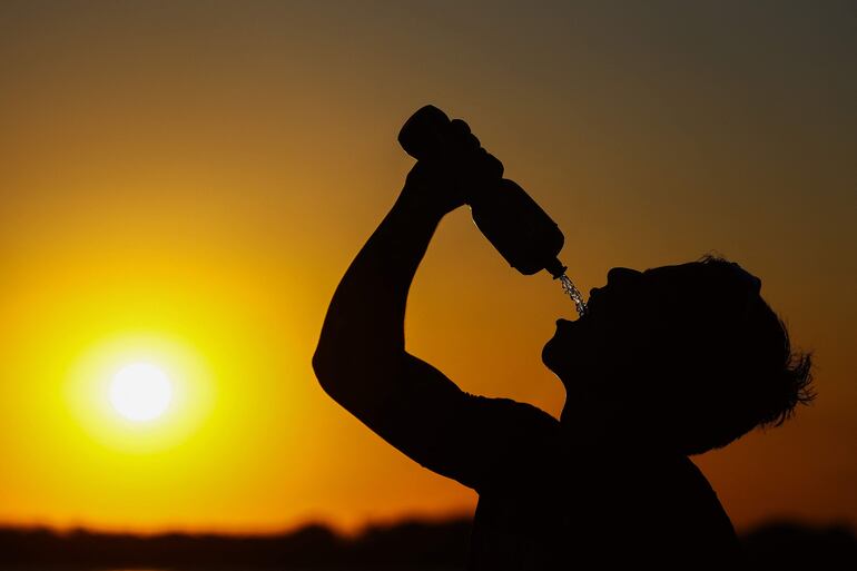 Un hombre bebe agua al atardecer en el centro de Porto Alegre, en el estado de Río Grande del Sur, Brasil, el 10 de febrero de 2015. Una ola de calor con temperaturas de hasta 40 grados Celsius está afectando al estado de Río Grande del Sur —que suele tener temperaturas más moderadas que las regiones más al norte— después de las inundaciones históricas en el estado en 2024, que dejaron más de 180 muertos.







