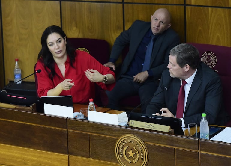 La ministra Claudia Centurión defiende sus planes de reforma ante el Senado. La acompaña el senador Natalicio Chase, presidente de la Comisión de Obras. 